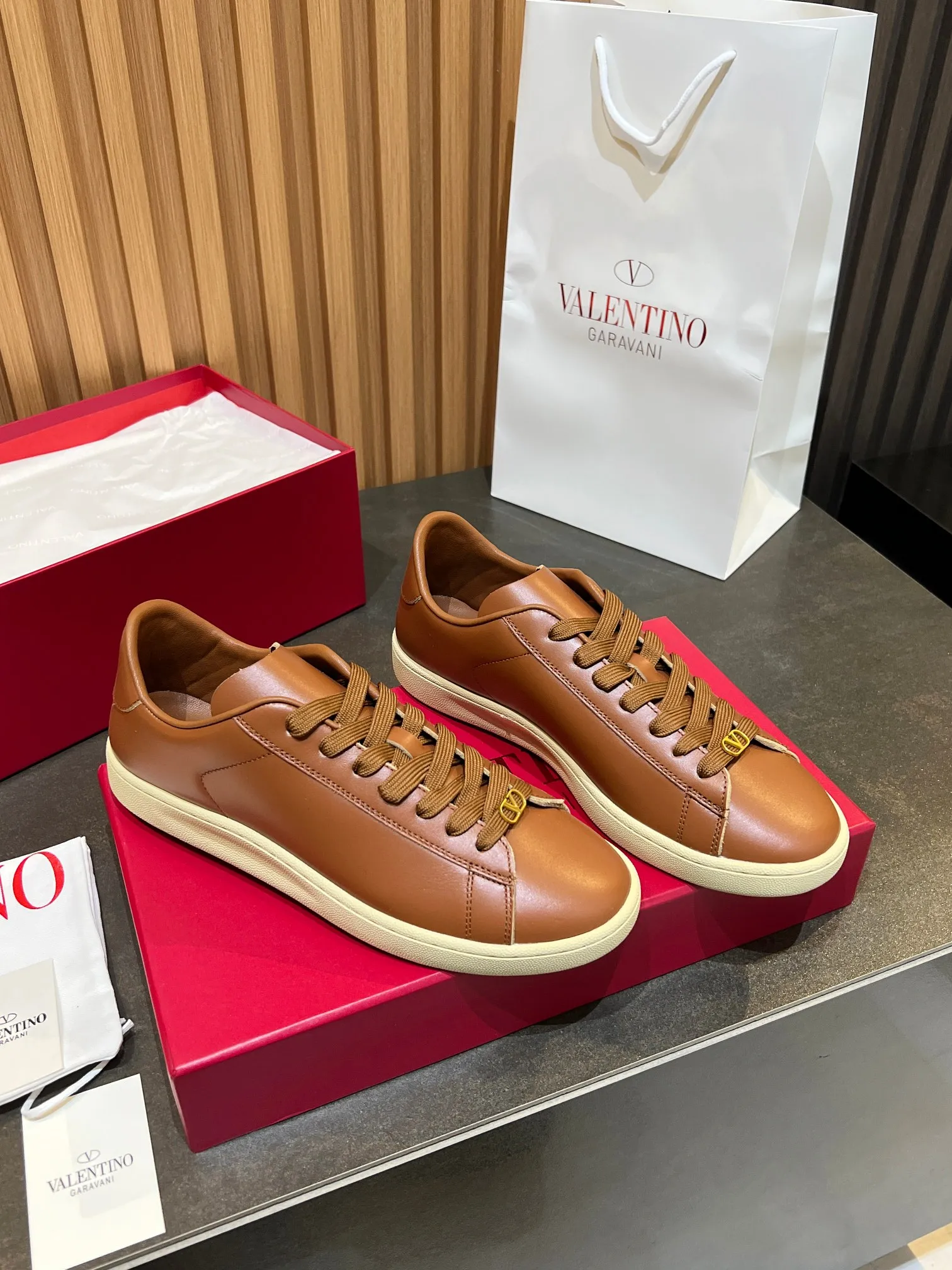 [Valentino] P: 640💰 Couple style, size: women 35-40▪️men 39-44 (45. Customized) Valentino VLTN casual shoes 2025 latest moral training shoes I can't put it down. Seiko details of cowhide sneakers, retro fashion, simple and advanced, casual matching. 1:1 restoration! Top luxury masterpiece, lace-up design, soft and comfortable imported calfskin brings excellent and elegant texture and excellent foot comfort. Top purchasing version upper: imported calfskin surface/original oil edge process + printing process. Inner lining: water-dyed cowhide lining. Outsole: original development 𝐓𝐏𝐔 two-color combination outsole. Packaging: full package with original configuration.